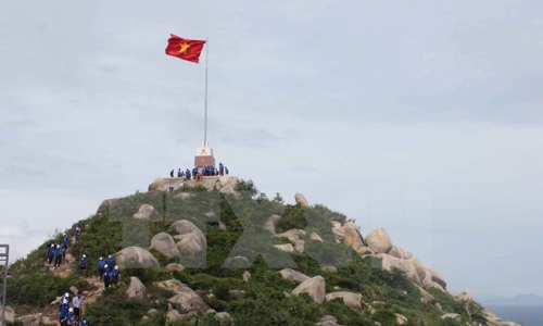 Xây dựng cột cờ Tổ quốc trên đảo tiền tiêu vùng biển Đông Bắc